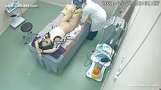 Nastolatka eksplorująca swoją seksualność odwiedza klinikę, prowadząc do gorących spotkań i lekcji.