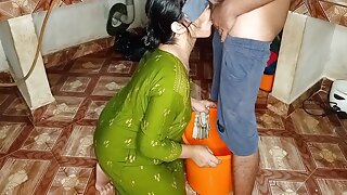Похотна жена заводи слушкињу у кухињи, што доводи до врућег стојећег секса. Хинди глас додаје еротику овом тврдом сусрету.