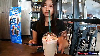Uma adolescente chinesa gordinha recebe uma punheta de um estranho em uma cafeteria neste vídeo quente.