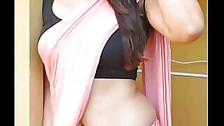 Pertunjukan panas Saree menampilkan Desi vixen yang sensual. Rasakan erotisme pakaian tradisional saat dia menggoda dan memuaskan dalam gaya X-rated