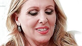 Julia Ann mumificada irradia amor em um vídeo hardcore