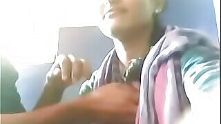 Riya Kapoor, une petite beauté, montre ses mouvements dans cette vidéo axée sur le cul, rejoignant d'autres femmes séduisantes d'Ahmedabad.