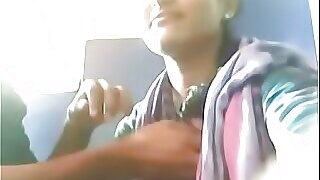 Riya Kapoor, seorang kecantikan kecil, memamerkan gerakannya dalam video yang berfokus pada pantat ini, bergabung dengan wanita menggoda lain dari Ahmedabad.