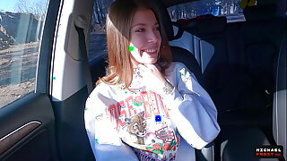 วัยรุ่นรัสเซียโบกรถแลกทักษะการใช้ปากของเธอเพื่อขี่ deepthroat และ blowjobs เลอะเทอะ