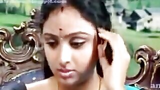 Smuk sydlandsk kvinde engagerer sig i hot tamilsk sex med en klansmand, der viser hendes barm.